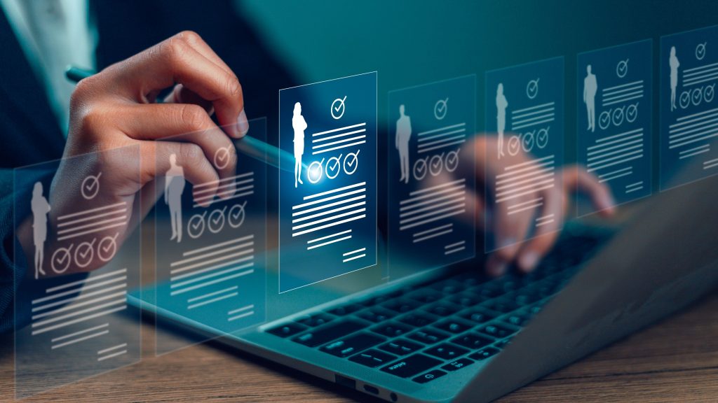 Tecnologia de RH (recursos humanos). Tecnologias online e modernas para simplificar o sistema de recursos humanos. O gerente de recursos humanos verifica o currículo.