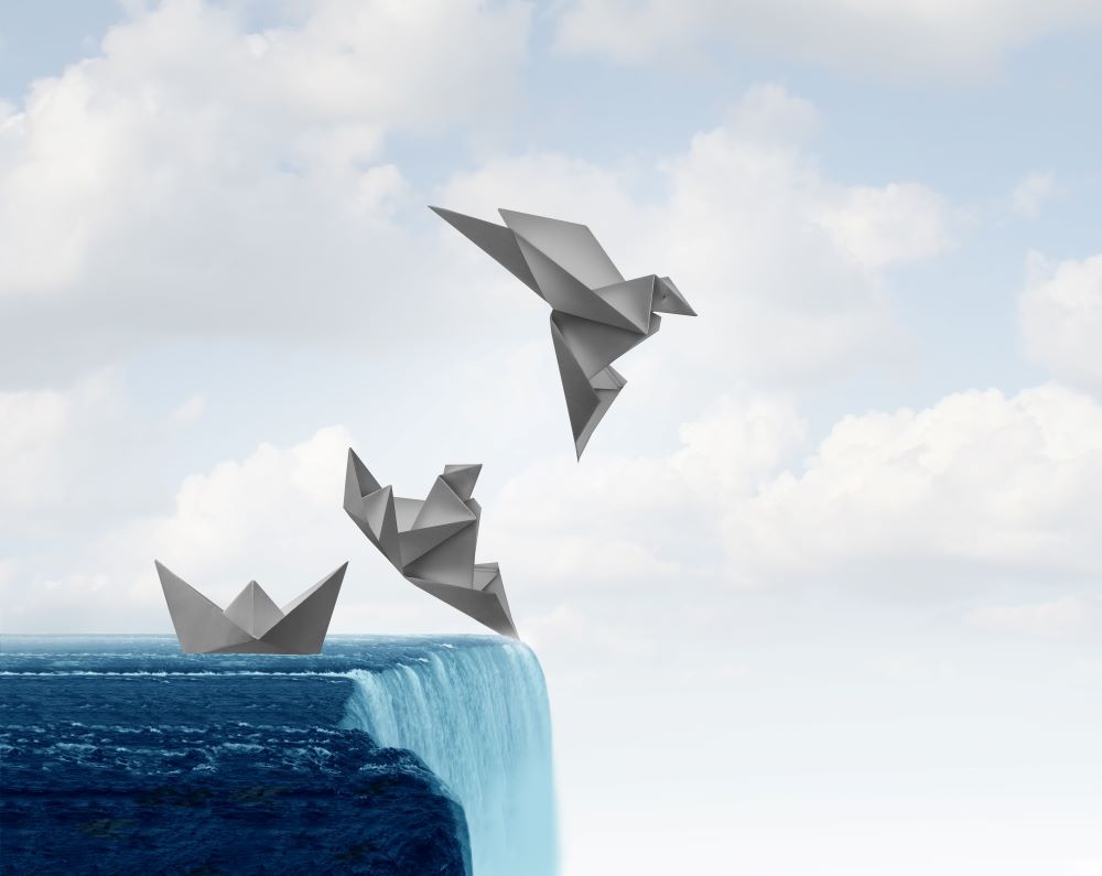 Metáfora Rising To The Challenge como um conceito de sucesso empresarial com um barco de papel se transformando em um símbolo de sucesso para escapar de um obstáculo ou se adaptar e mudar para evitar uma crise