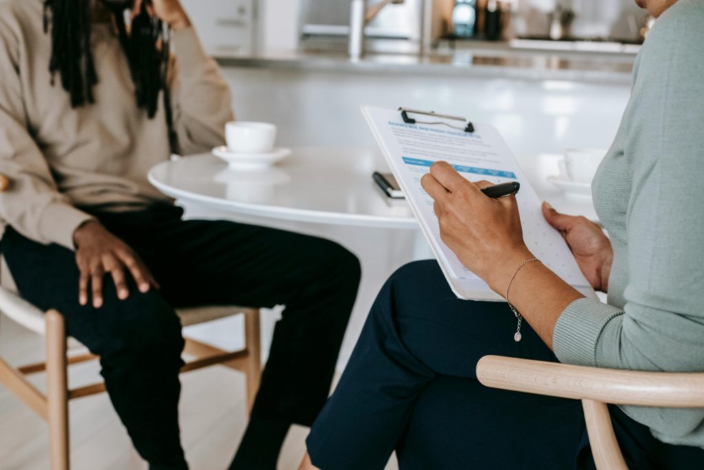 Entrevista de emprego com duas pessoas