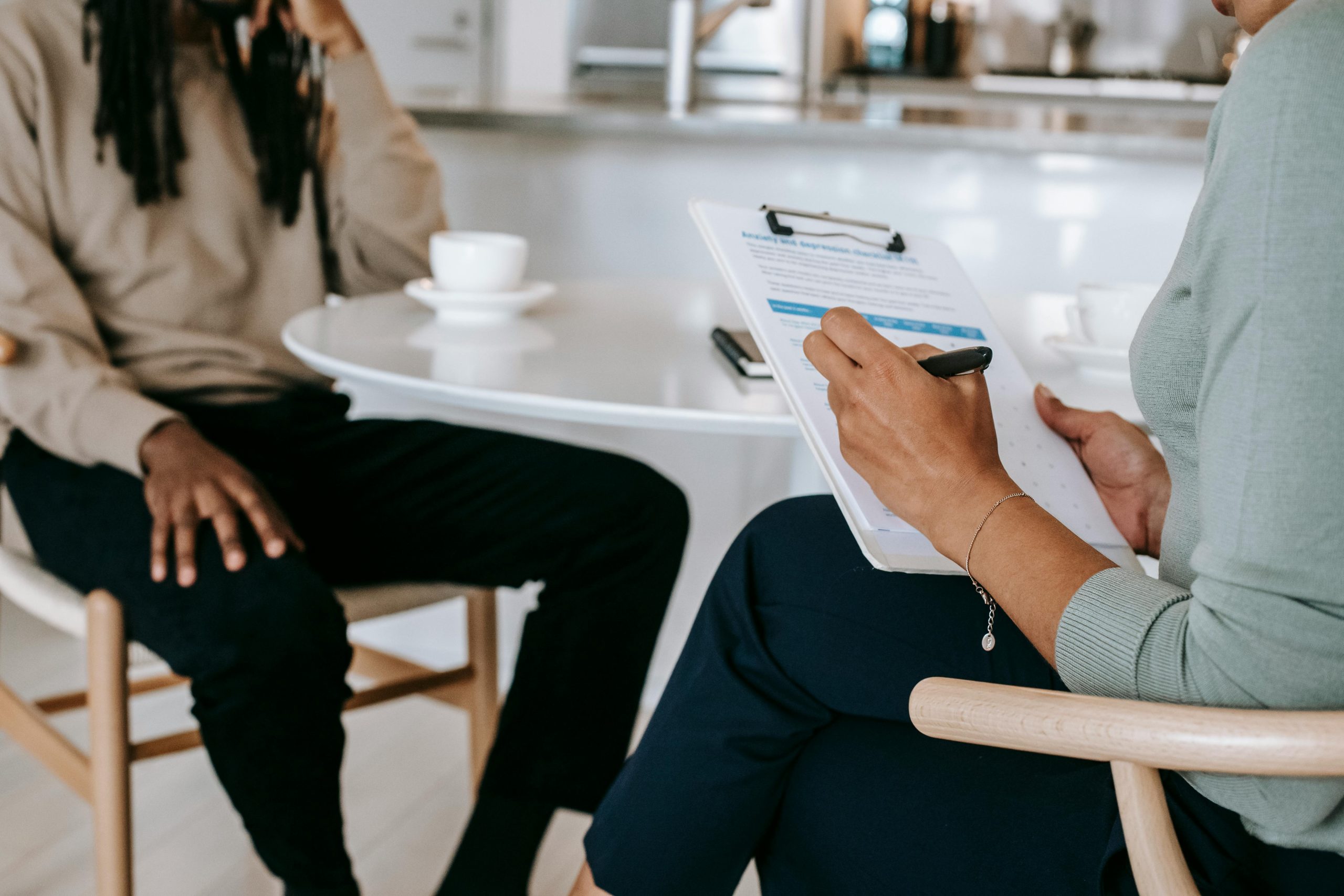 Entrevista de emprego com duas pessoas